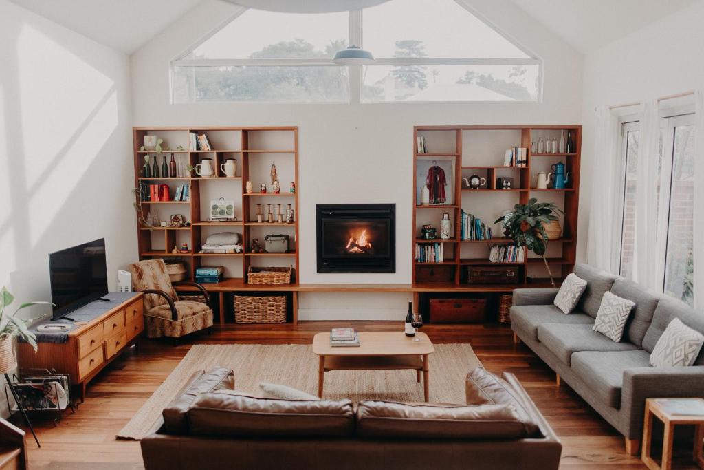 uma sala de estar com um sofá e uma mesa em The Allotment Albany - Centrally Located Cottage in Old Albany em Albany