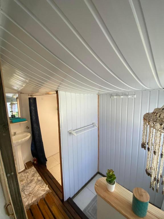 ein Badezimmer mit einer weißen Decke und einer Badewanne in der Unterkunft FARE TEMANEA in Papetoai