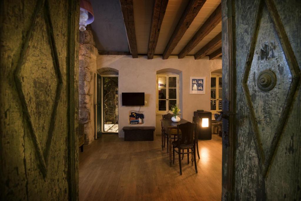TV a/nebo společenská místnost v ubytování La Divine- captured by history inside Palace loft