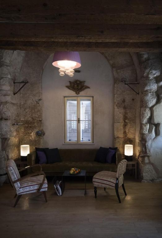 Posezení v ubytování La Divine- captured by history inside Palace loft