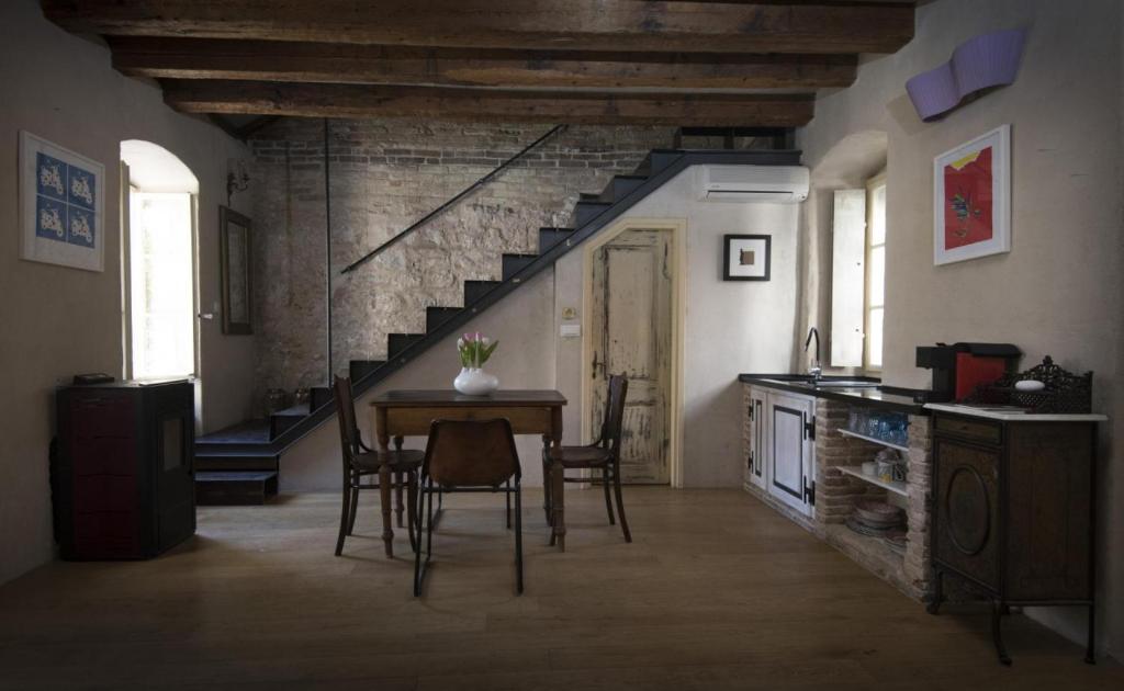 Kuchyň nebo kuchyňský kout v ubytování La Divine- captured by history inside Palace loft