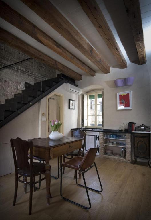 Posezení v ubytování La Divine- captured by history inside Palace loft