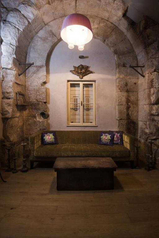 Posezení v ubytování La Divine- captured by history inside Palace loft