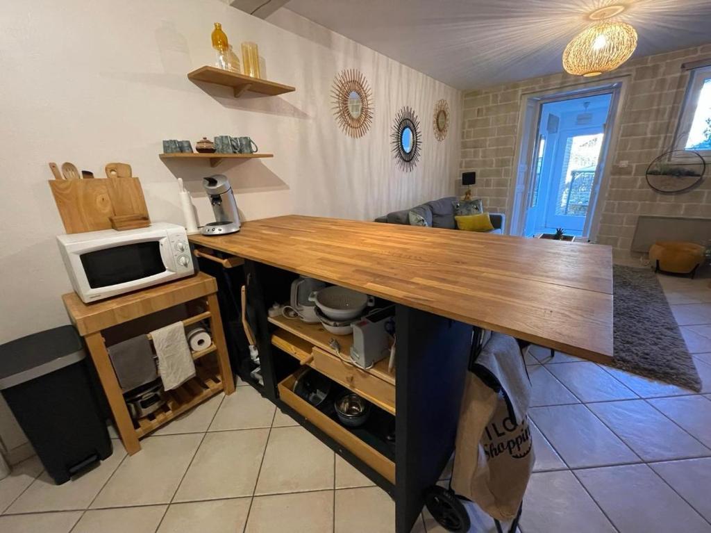 Kuchnia lub aneks kuchenny w obiekcie Le Patio, coeur de ville avec garage et jardin
