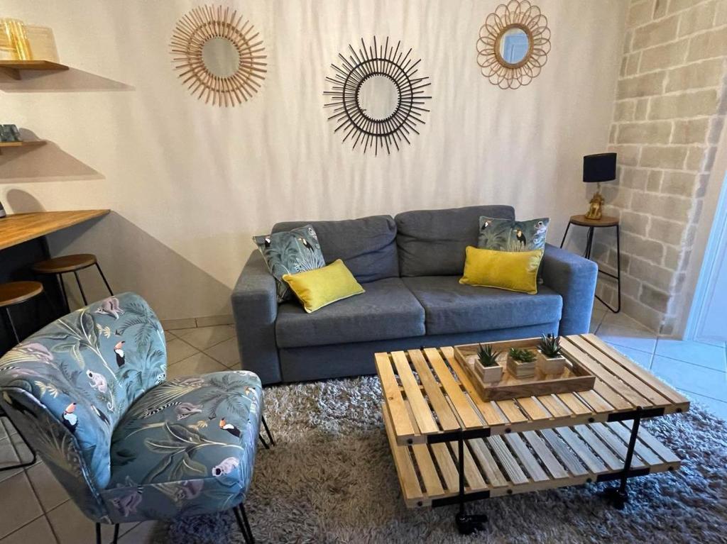 Część wypoczynkowa w obiekcie Le Patio, coeur de ville avec garage et jardin