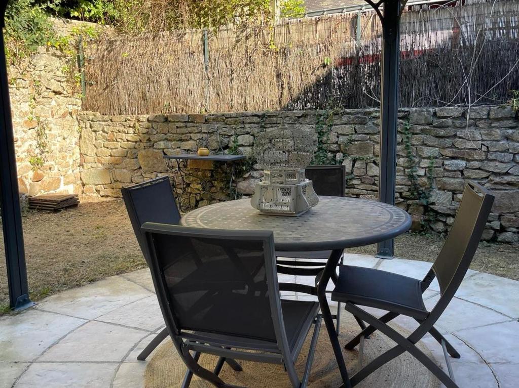 Patio lub wspólna przestrzeń na świeżym powietrzu w obiekcie Le Patio, coeur de ville avec garage et jardin
