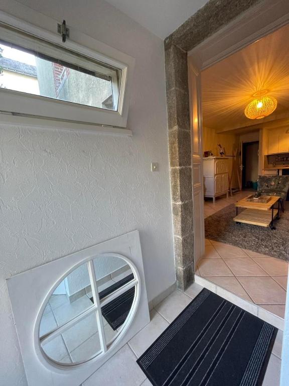 pokój z okrągłym oknem i salonem w obiekcie Le Patio, coeur de ville avec garage et jardin w mieście Vannes
