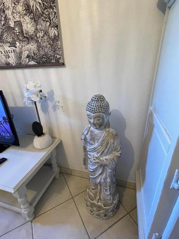 Telewizja i/lub zestaw kina domowego w obiekcie Le Patio, coeur de ville avec garage et jardin