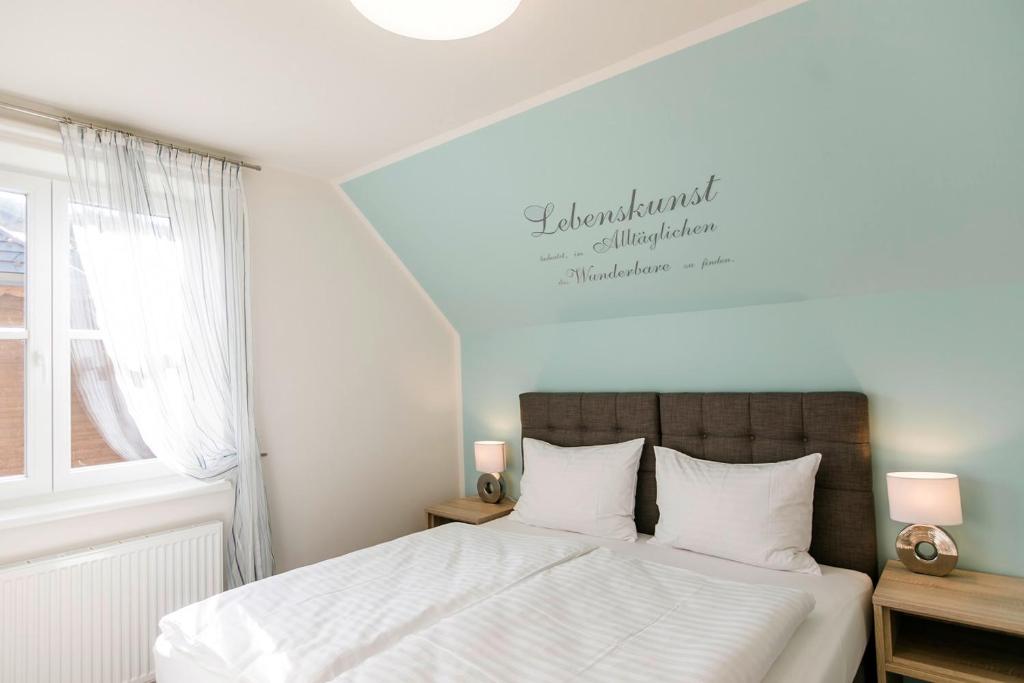 Cama ou camas em um quarto em R&amp;R Residenzen Ferienwohnungen