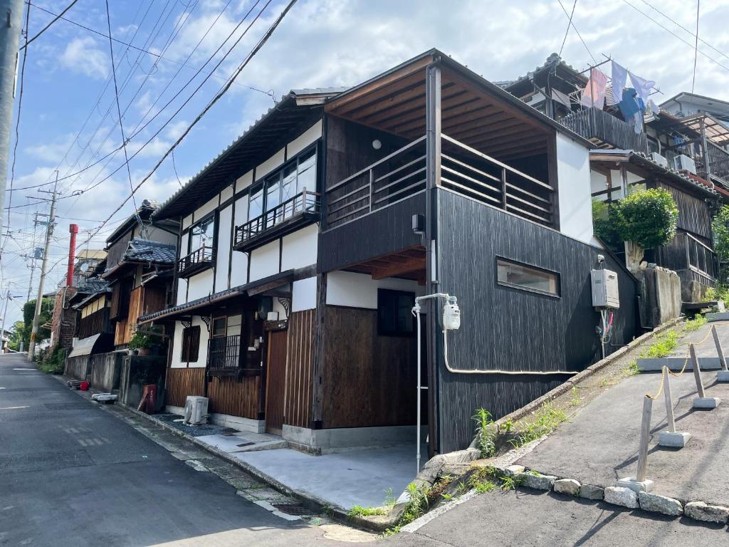 京都的住宿－Kurodani House，街道边的建筑物