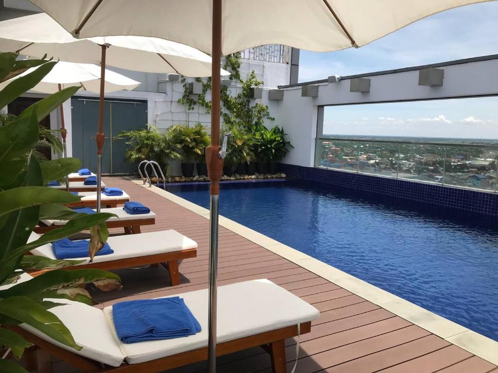 Bazén v ubytování V V Hotel Battambang nebo v jeho okolí