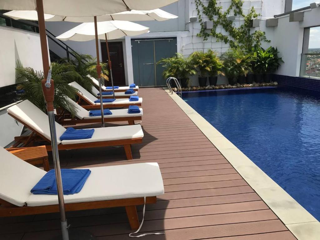 Bazén v ubytování V V Hotel Battambang nebo v jeho okolí