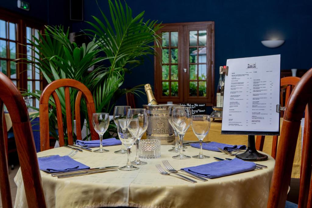 Nápoje v ubytovaní Hostellerie du Chateau Bellenaves