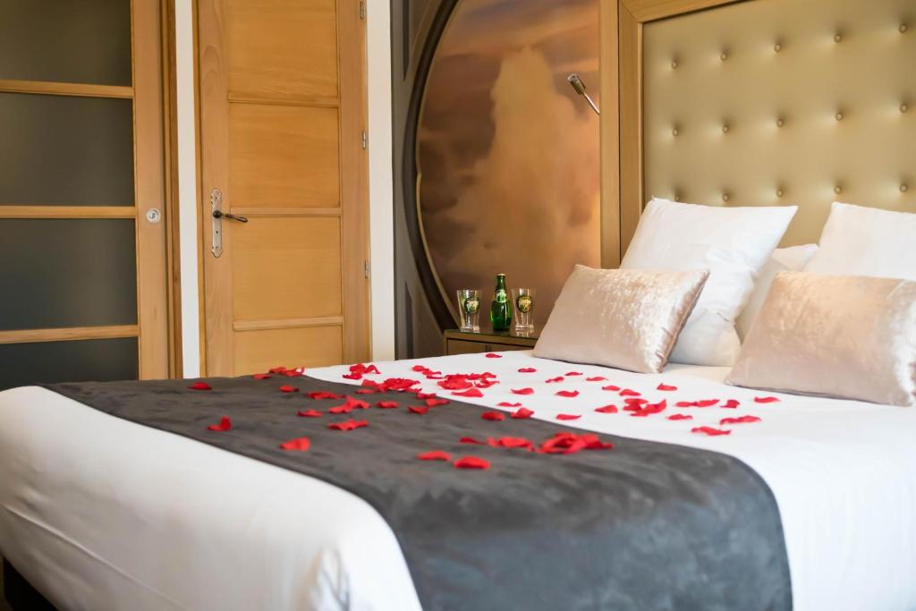 Postel nebo postele na pokoji v ubytování Hotel et Spa Le Lion d'Or
