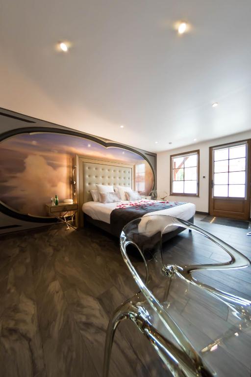 Postel nebo postele na pokoji v ubytování Hotel et Spa Le Lion d'Or