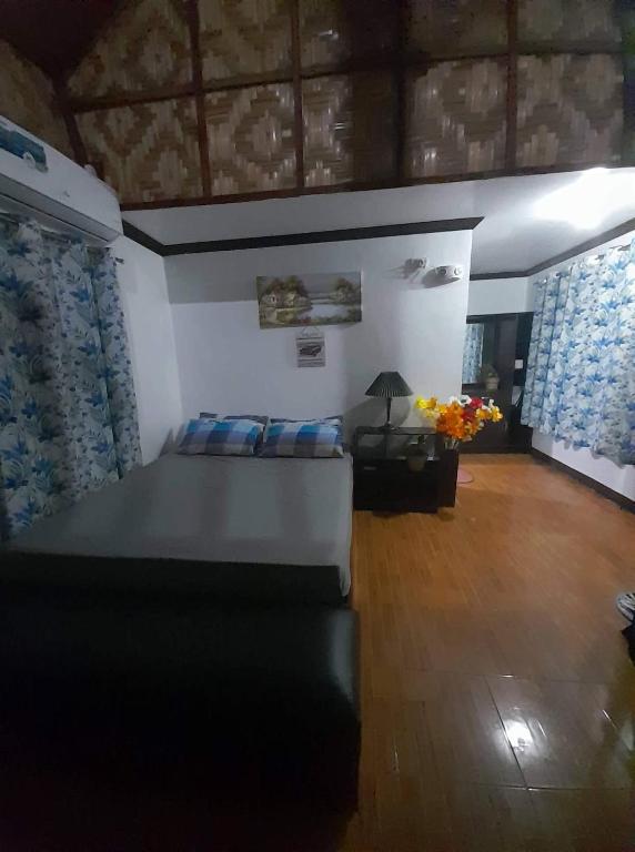 Postel nebo postele na pokoji v ubytování Weeroona Huts Homestay Pacifico