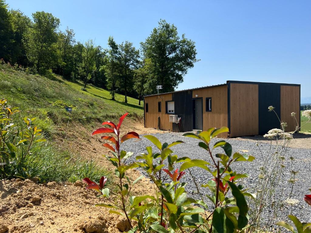 ein Gebäude in der Mitte eines Feldes in der Unterkunft chalet bois vue imprenable in Betplan