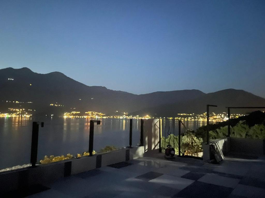 - une vue sur une étendue d'eau la nuit dans l'établissement Casa de Laza Apartments, à Herceg-Novi