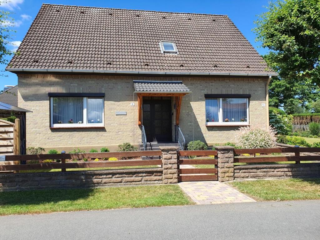 a house with a wooden fence in front of it at Alte Tischlerei in Essel