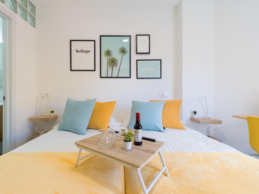 Un dormitorio con una cama con una mesa encima. en LuxuryFlats La Isleta - 2BR - Balcony - Parking - Beach, en Las Palmas de Gran Canaria