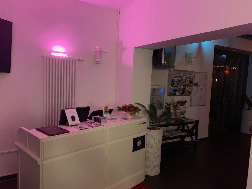 TV a/nebo společenská místnost v ubytování Hotel am Theater