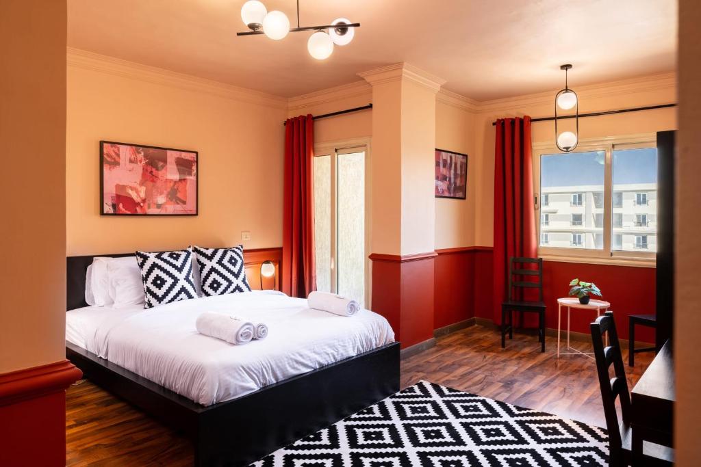 1 dormitorio con cama y ventana en Distinct & Decent 2 BDR Apt Steps From Nightlife and Airport, en El Cairo