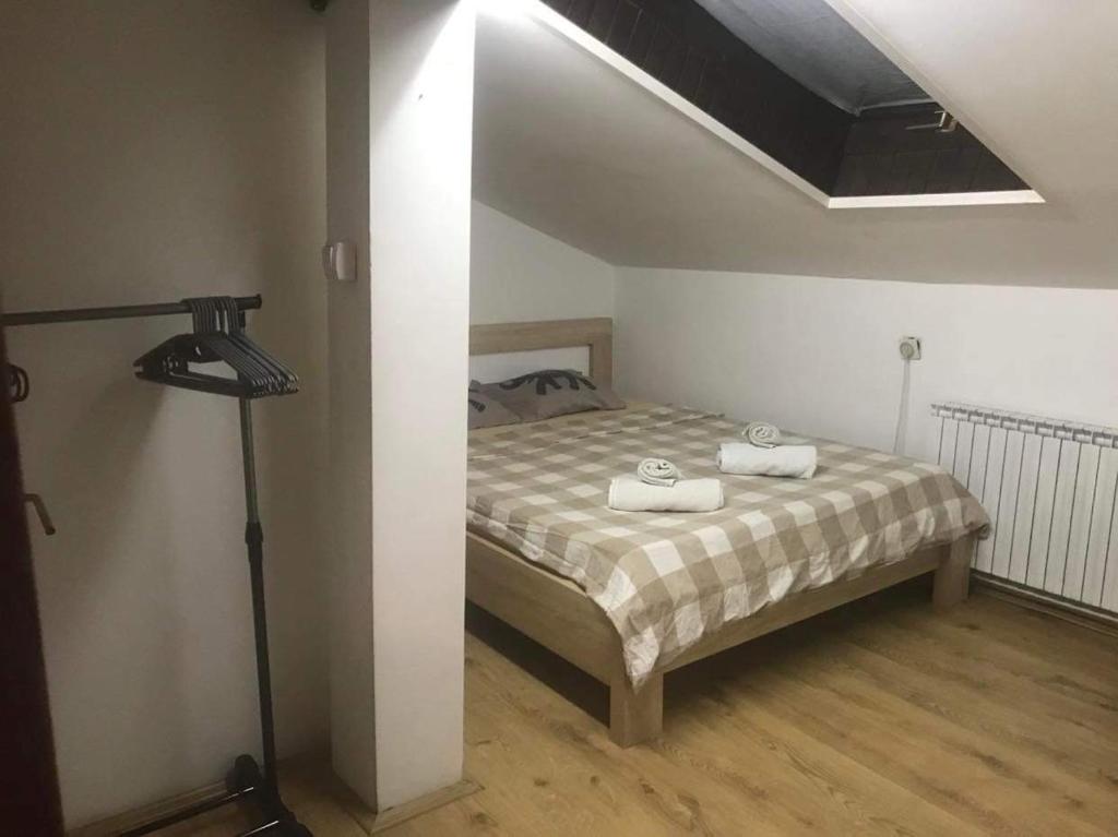 een slaapkamer met een bed met twee handdoeken erop bij MM CITY APARTMENTS in Skopje