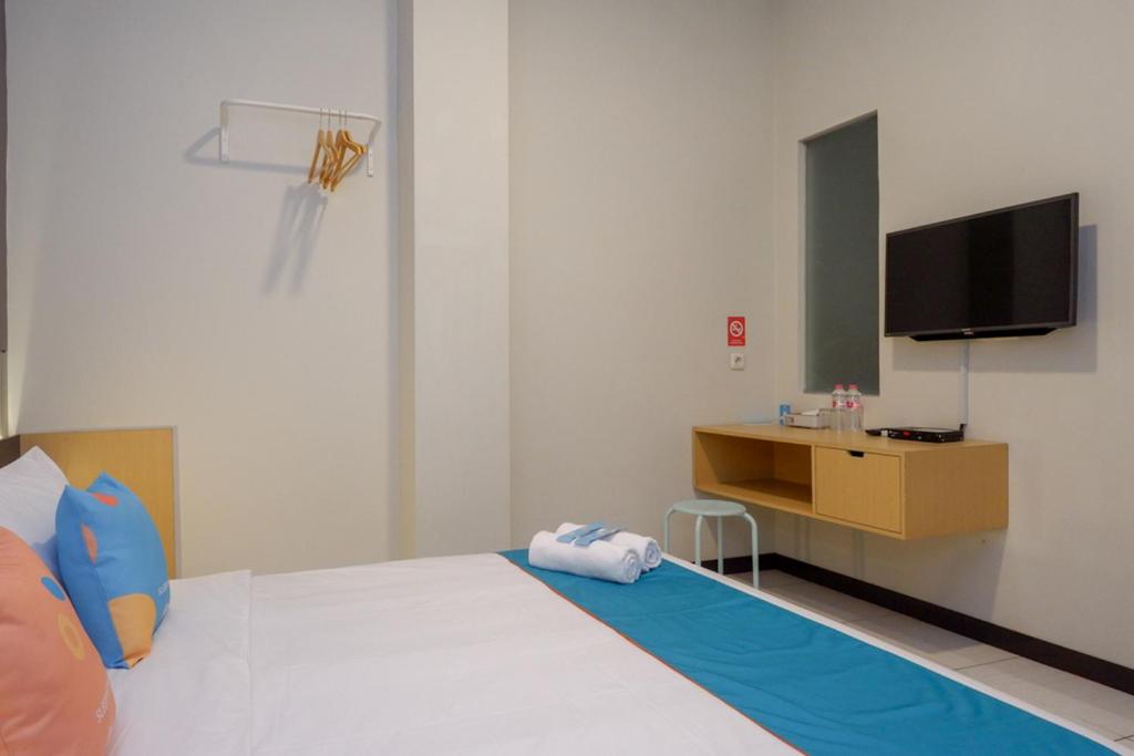 TV a/nebo společenská místnost v ubytování Sans Hotel Good Wish Semarang