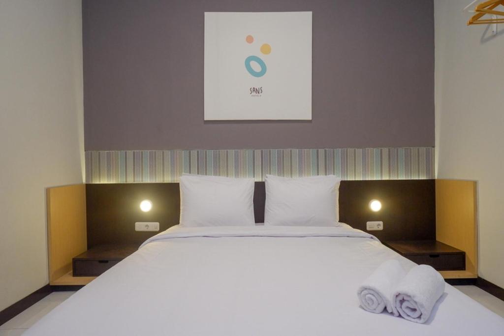 Postel nebo postele na pokoji v ubytování Sans Hotel Good Wish Semarang