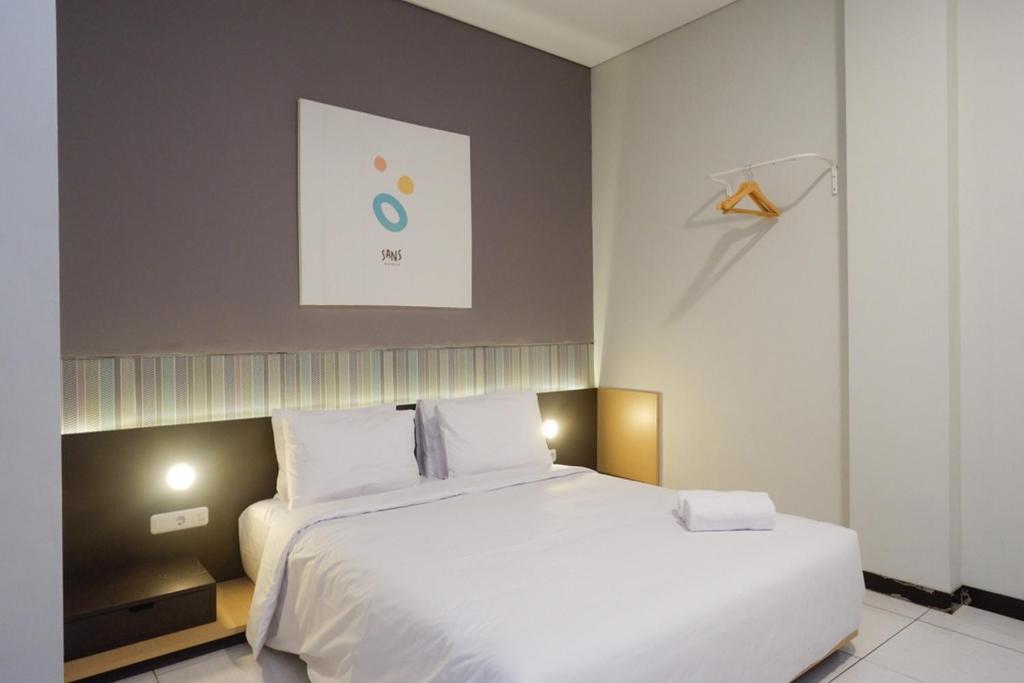 Postel nebo postele na pokoji v ubytování Sans Hotel Good Wish Semarang
