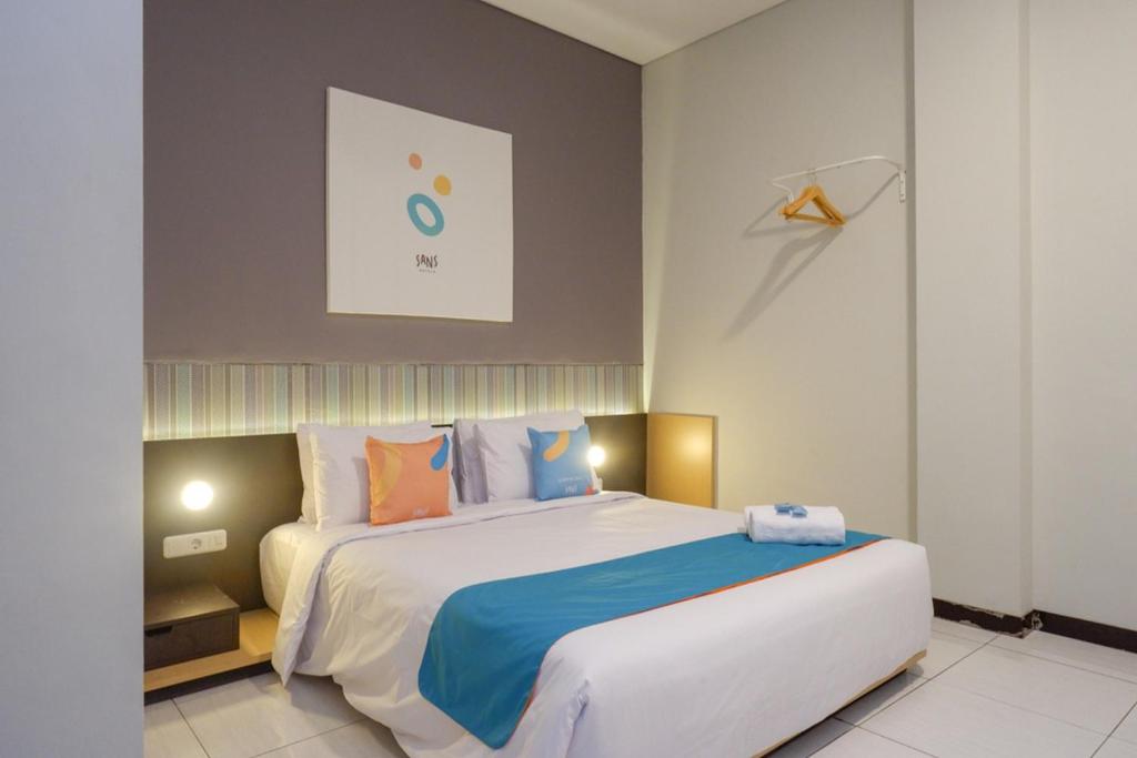 Postel nebo postele na pokoji v ubytování Sans Hotel Good Wish Semarang