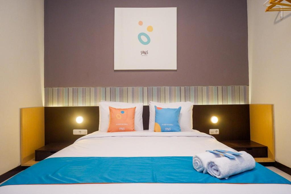 Postel nebo postele na pokoji v ubytování Sans Hotel Good Wish Semarang