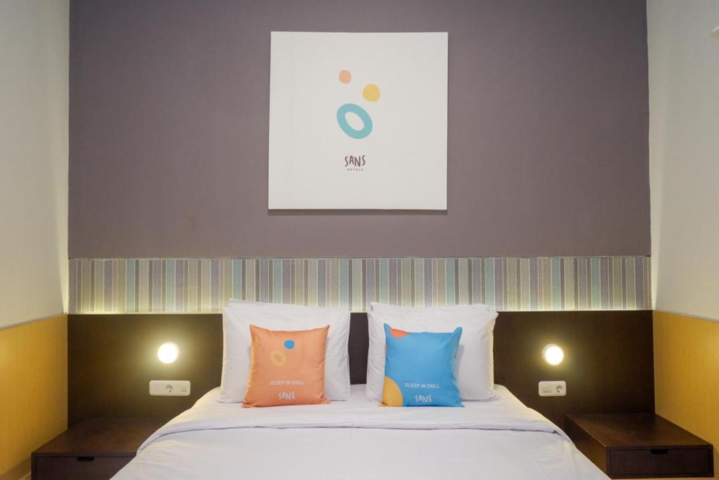 Postel nebo postele na pokoji v ubytování Sans Hotel Good Wish Semarang