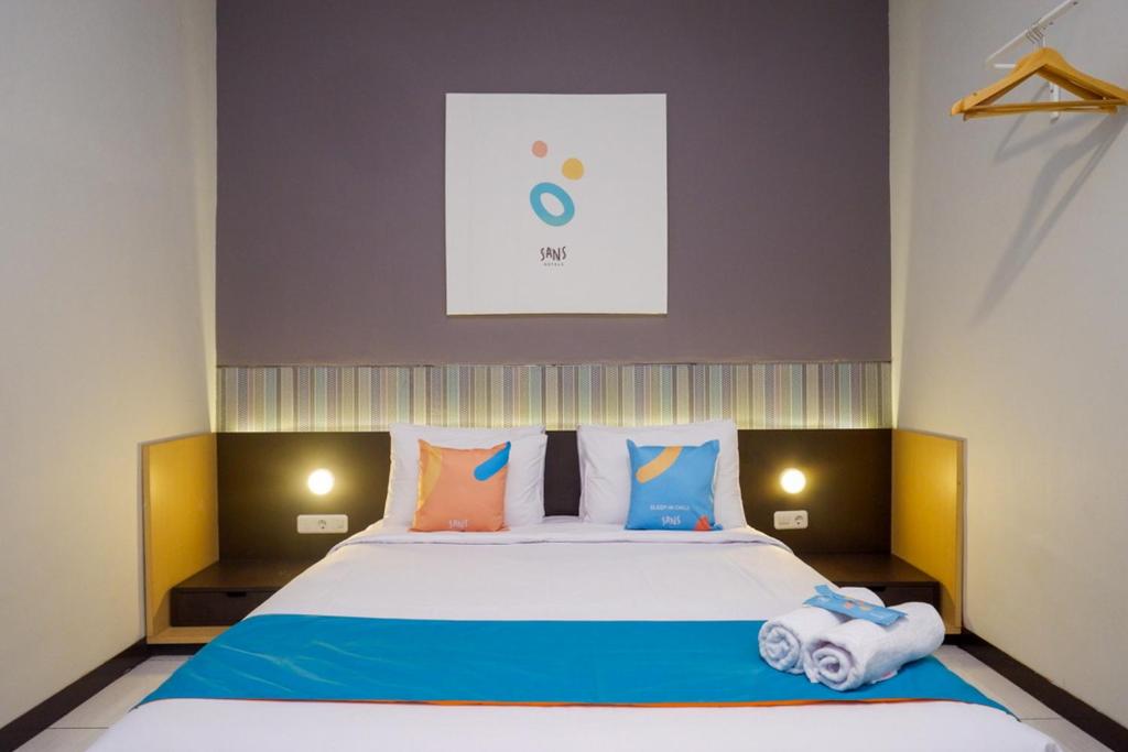 Postel nebo postele na pokoji v ubytování Sans Hotel Good Wish Semarang