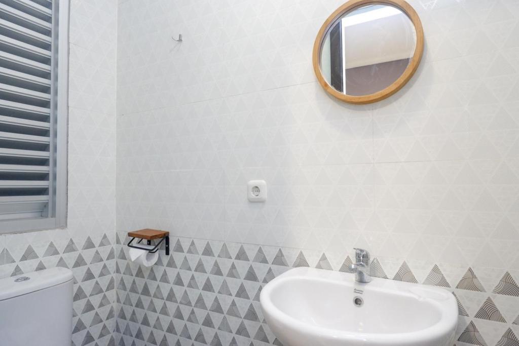 Koupelna v ubytování Sans Hotel Good Wish Semarang