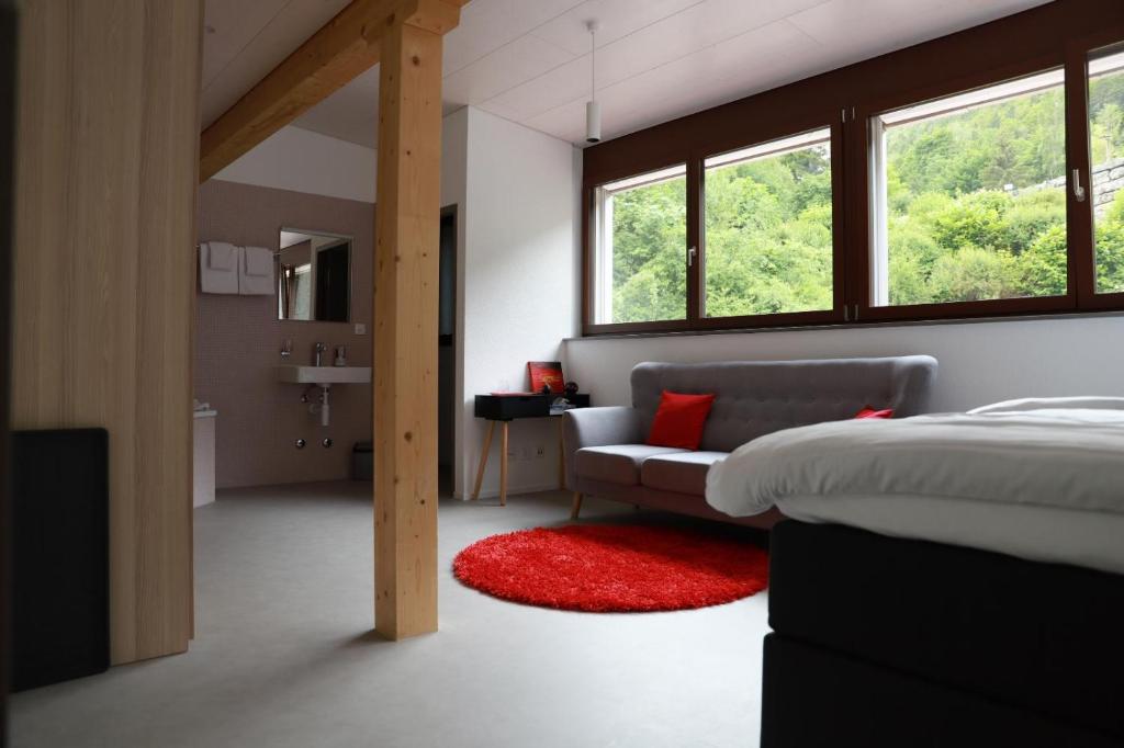 Postel nebo postele na pokoji v ubytování L'auberge de Noiraigue