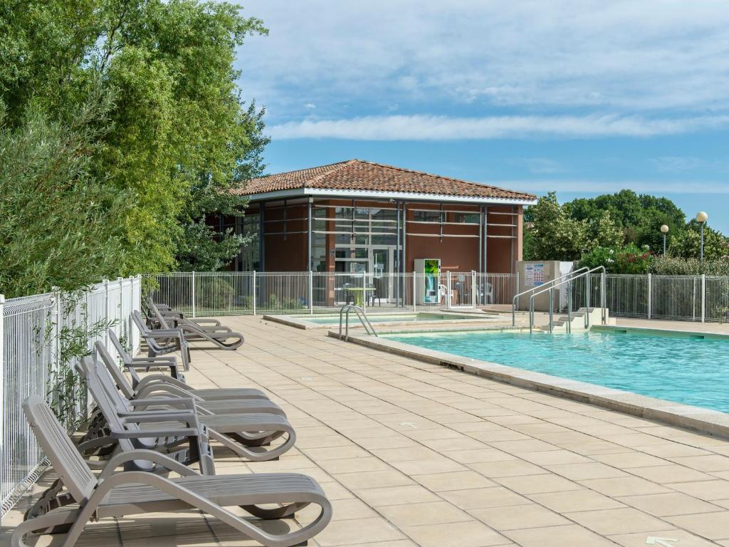 สระว่ายน้ำที่อยู่ใกล้ ๆ หรือใน Residence Sun Hols Les Rives du Lac