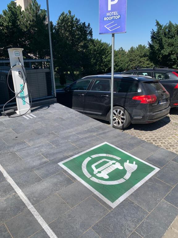 een parkeerplaats met een bord voor gehandicapten naast een auto bij Hotel Heritage in Belgrado