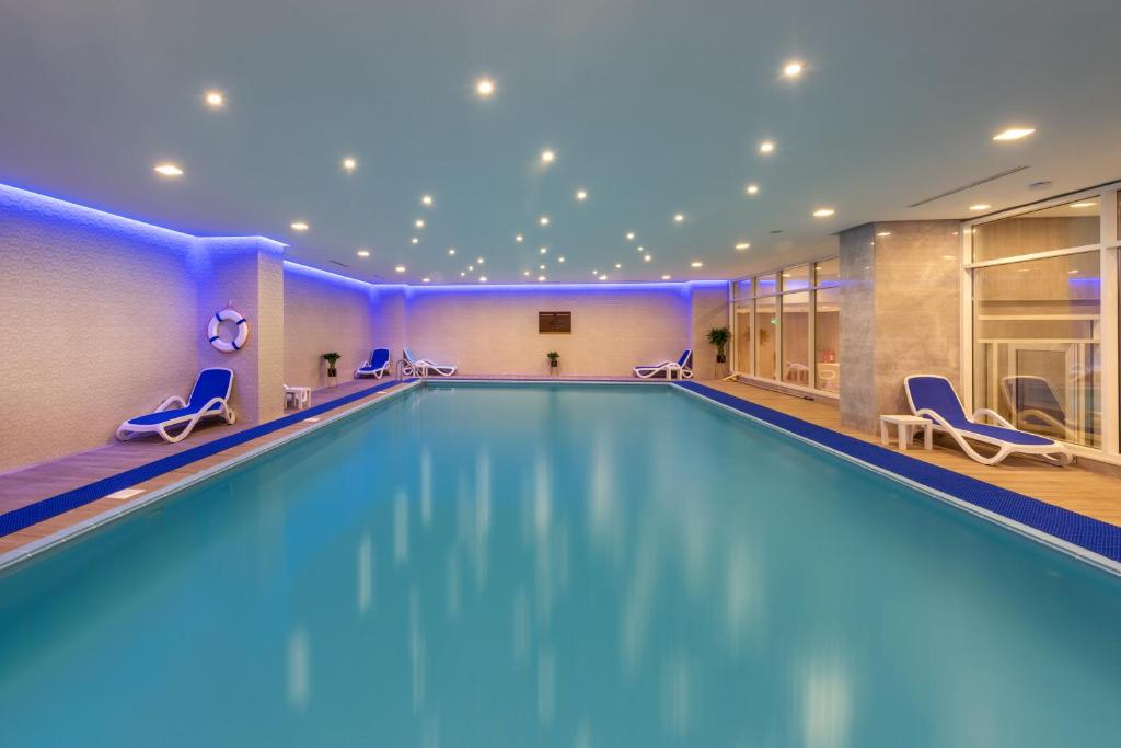 Bazén v ubytování Nivel Hotel Abha nebo v jeho okolí