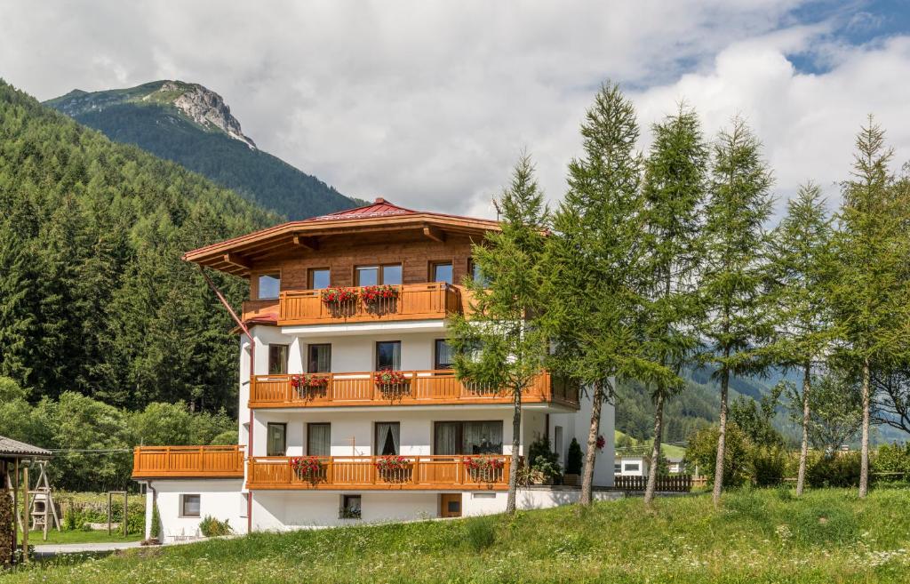 un edificio con un balcón en el lateral. en Ottohof - Feldblick, en Colle Isarco