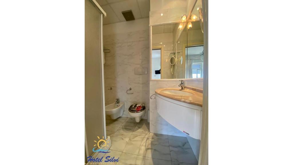 Koupelna v ubytování Hotel Silvi