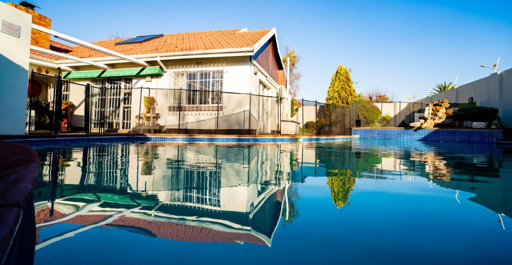 una piscina frente a una casa en 17 on 13th en Edenvale