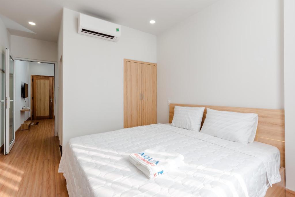 Giường trong phòng chung tại AQUA Seaview Hotel