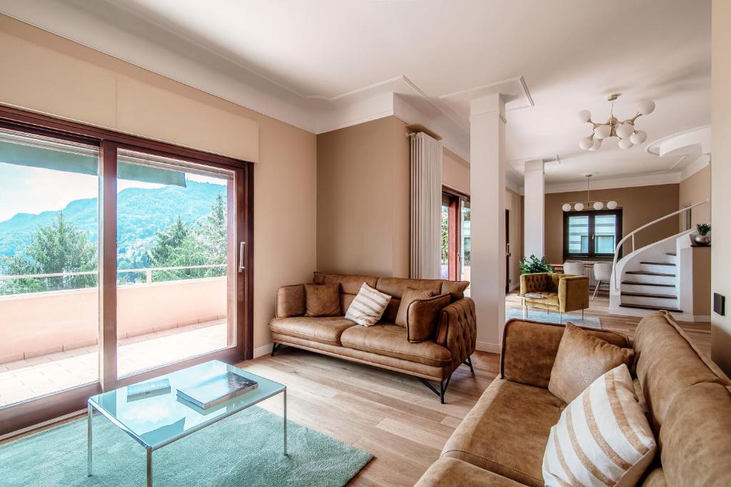 - un salon avec un canapé et une table en verre dans l'établissement Villa Sofia, à Côme