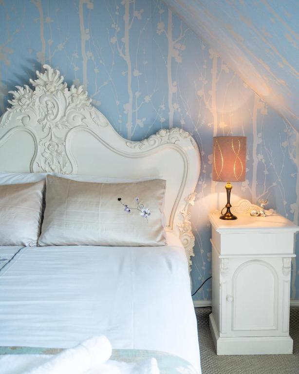 Postel nebo postele na pokoji v ubytování Enchanted Manor