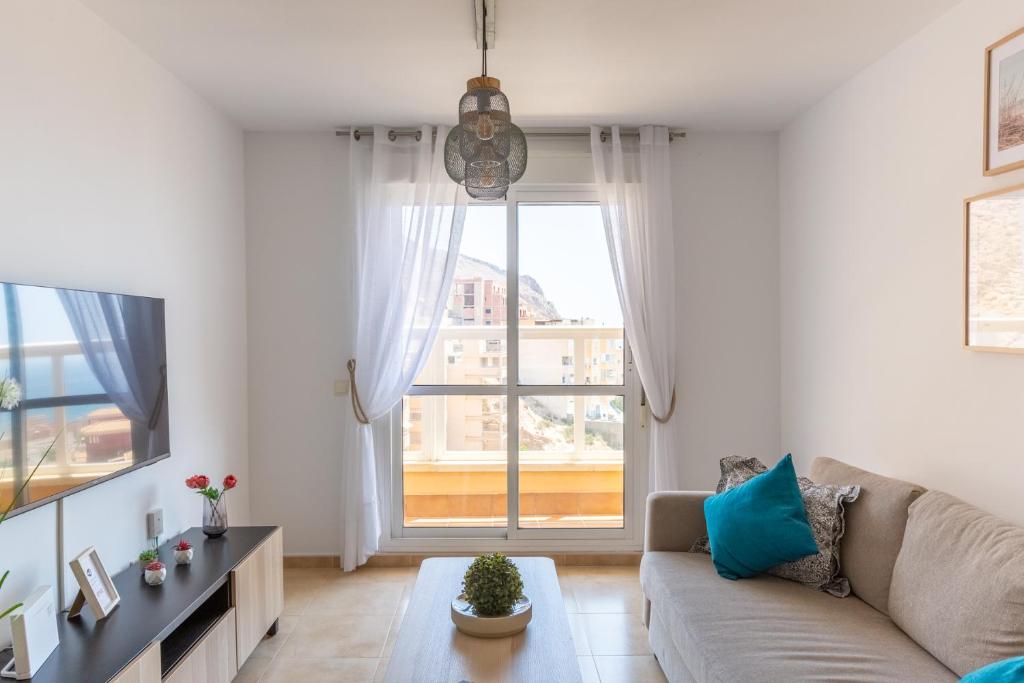 TV a/nebo společenská místnost v ubytování Apartamento Catania en Aguadulce con vistas al mar