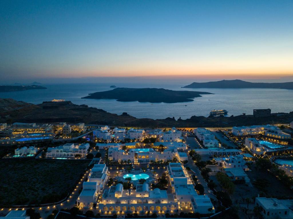 una vista aérea de una ciudad por la noche en El Greco Resort & Spa en Fira