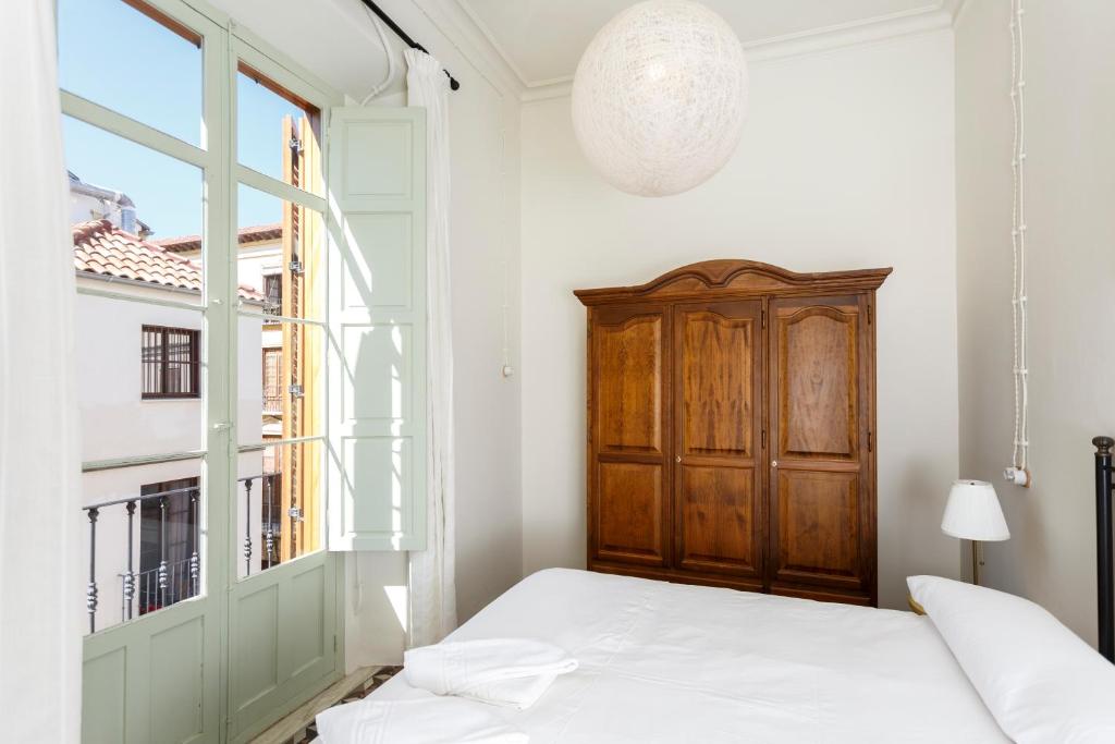 Łóżko lub łóżka w pokoju w obiekcie Teatro Suites Málaga