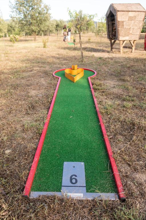 As comodidades de golfe no alojamento de turismo rural ou nas proximidades
