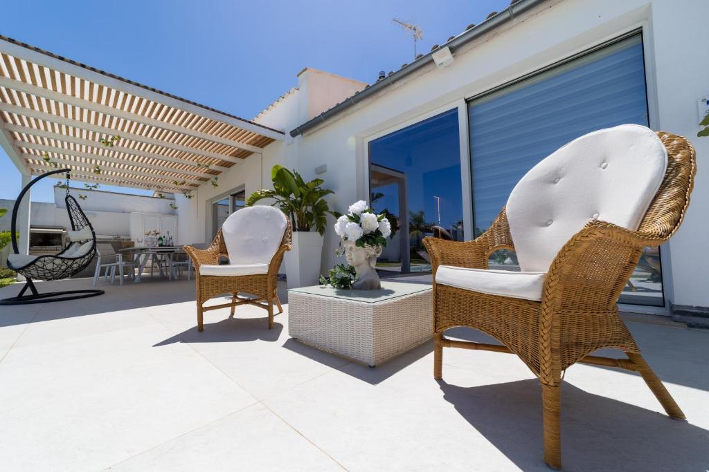Balkon lub taras w obiekcie Villa White Luxury Residence